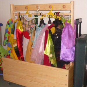 Cajón de disfraces con ruedas